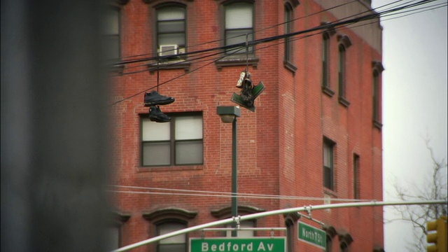 美国纽约布鲁克林，贝德福德大街，威廉斯堡，中景球鞋挂在电话线上视频下载