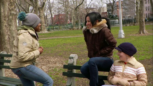 在美国纽约布鲁克林的公园/威廉斯堡，年轻女性在街上互相握手视频素材