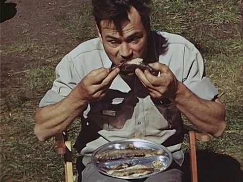 1949年，在美国露营期间，男子吃了一盘新鲜的鱼视频下载
