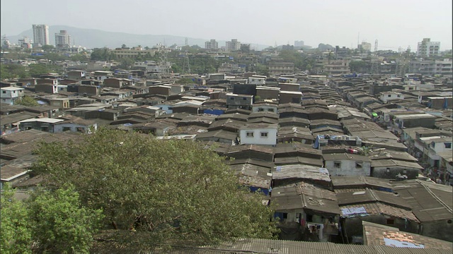 印度马哈拉施特拉邦孟买达拉维贫民窟的屋顶视频下载