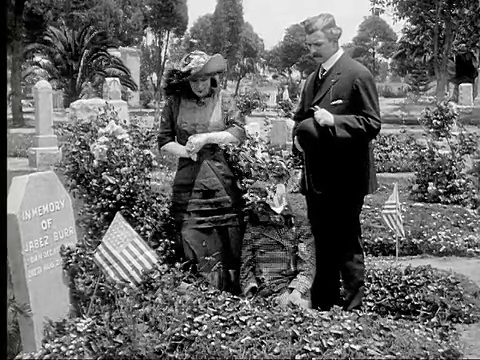 1913年，MS B&W一家前往装饰有美国国旗的墓地扫墓视频下载