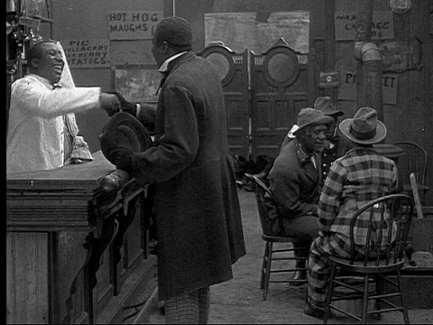 1913年，一名黑脸男子来到酒吧与酒保握手视频素材