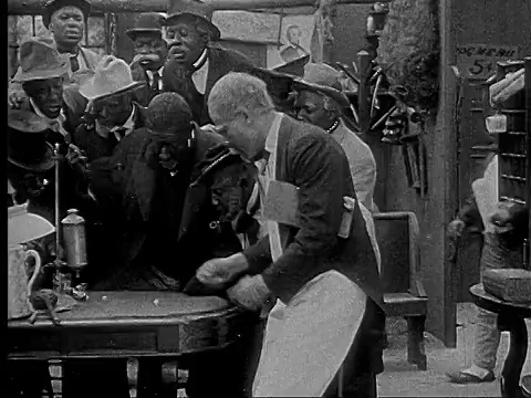1916 B&W MS男人在赌骰子，男人进入/男人展示赌博男人的报纸/赌徒跑出来视频素材