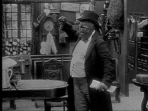 1916年B&W MS男子独自在房间里追赶赌徒/男子捡起骰子，几乎滚动他们，然后抵制诱惑视频素材