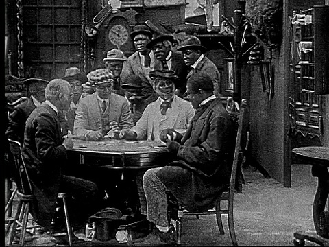 1916位B&W MS男士坐在桌边打扑克视频素材
