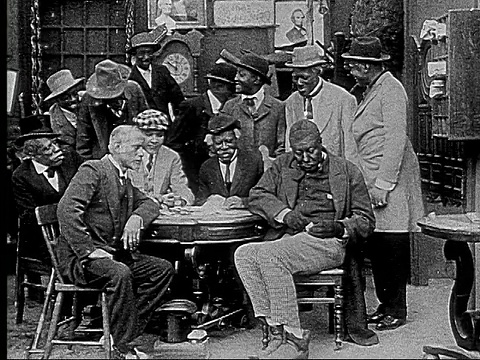 1916年B&W MS男人在扑克游戏中等待男人从口袋里挖钱视频素材