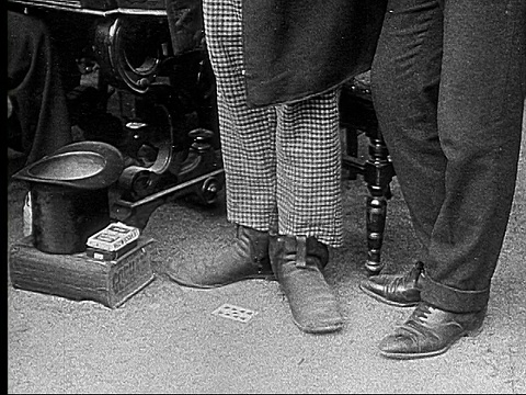 1916年，B&W MS警察走进一个房间，那里的男人正在隐藏扑克游戏/男人与警察打招呼/男人脚边地板上的卡片/男人把警察带到门口视频素材