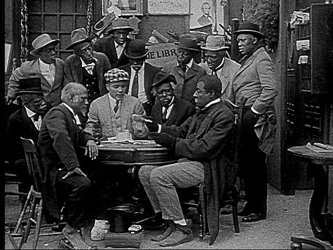 1916 B&W MS男人在牌桌上数钱/男人在桌子对面打赌怀表视频素材
