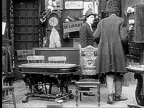 1916年，B&W警察在赌场逮捕一名隐藏在幕后的男子视频素材