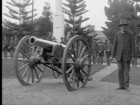 1913年，在墓地向内战士兵致敬的WS B&W大炮视频下载