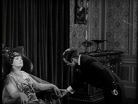 1924年B&W电影蒙太奇WS巴特勒走向皇家女人/ MS巴特勒亲吻女人的手视频下载