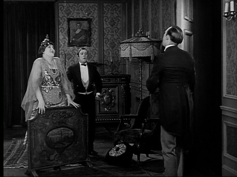 1924年，在客人进入房间之前，B&W MS巴特勒争先先后地盖住女人从撕裂的裙子下露出来的灯笼裤视频下载