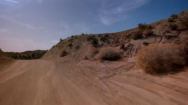 POV，在美国加利福尼亚州的莫哈韦沙漠中快速行驶视频素材