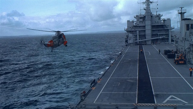 空对空，皇家海军救援直升机降落在航空母舰上，地面人员携带担架，法国视频下载