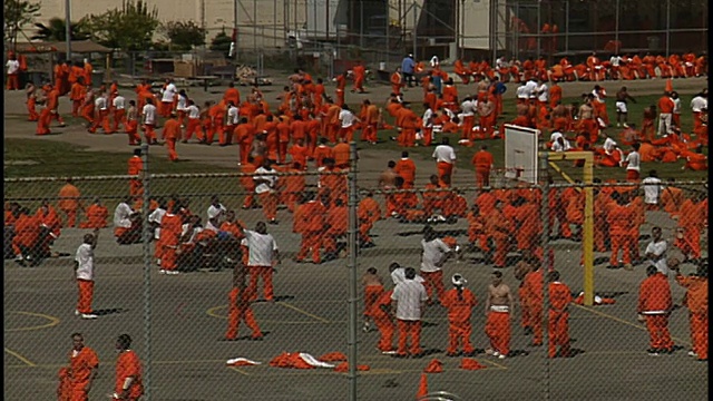 加州马林县圣昆廷监狱院子里的犯人高角度广角拍摄视频素材