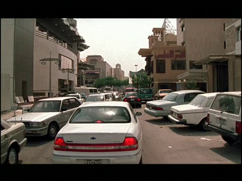 2001宽镜头在繁忙的城市街道上行驶/科威特城，科威特视频下载