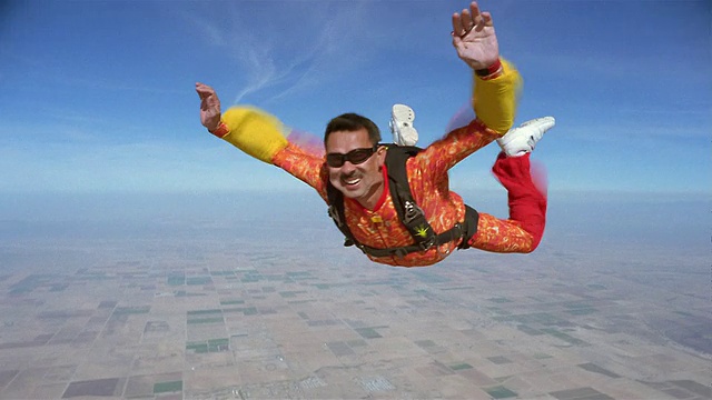 WS人在半空中跳伞，他的皮肤在风中荡漾/埃洛伊，亚利桑那州，美国视频素材