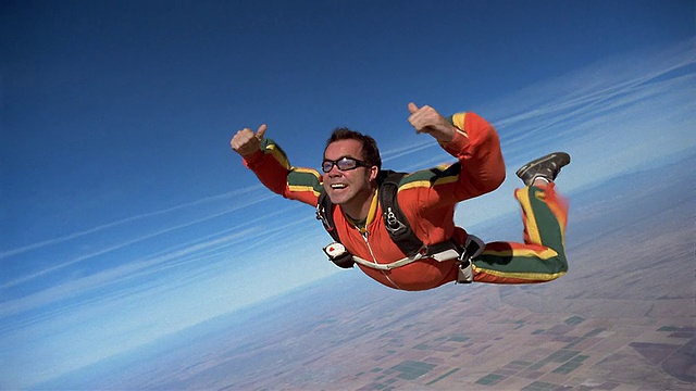 美国亚利桑那州埃洛伊，一名男子在空中跳伞时竖起大拇指，做后空翻视频素材