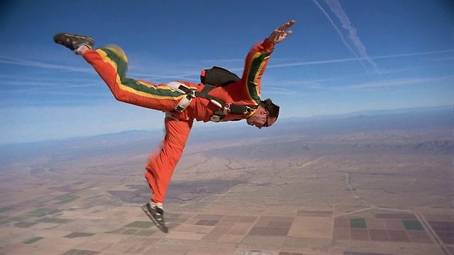 美国亚利桑那州埃洛伊，一名男子在空中做空翻跳伞视频素材