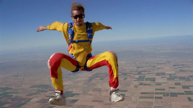WS人跳伞和倒挂在半空中的拼凑景观/埃洛伊，亚利桑那州，美国视频素材