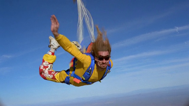 美国亚利桑那州，埃洛伊，高空跳伞和打开降落伞视频素材