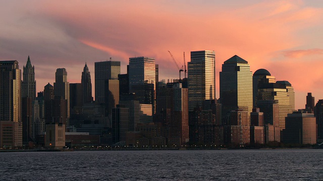 美国纽约市哈德逊河附近的建筑上反射着金色的阳光视频素材