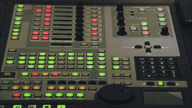 MS ZO音频混音控制台灯光闪烁视频素材