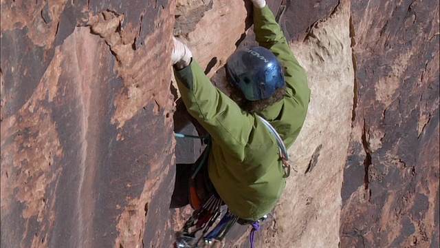 WS ZI攀登者努力爬过屋顶/锡安，UT，美国视频下载