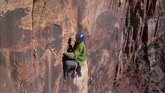 登山者尖叫着从岩石上掉下来，美国UT, Zion视频下载