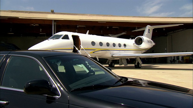 美国加州长滩机场机库外私人飞机附近的WS DS豪华轿车视频下载