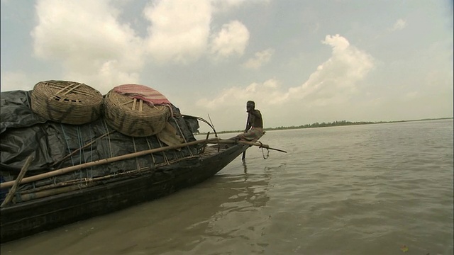 孟加拉国桑德班斯河上，男子驾驶和划着小船视频素材