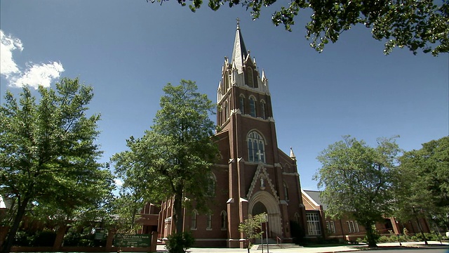 在美国教堂前，一辆天主教教堂的汽车驶过视频素材