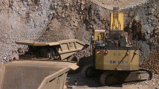 MS挖掘机向卡车倾倒石块/维克多，科罗拉多州，美国视频素材