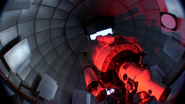 美国亚利桑那州基特峰国家天文台上方天文台圆顶旋转时望远镜内部的红色光线视频下载