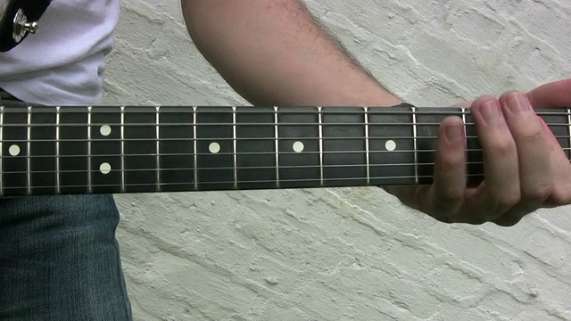 吉他手，摇滚明星，朴素的背景(高清)视频素材