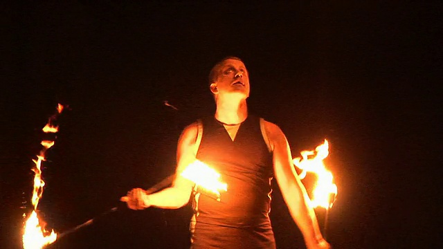 火焰杂耍旋转与火焰-表演者杂耍户外夜晚视频素材