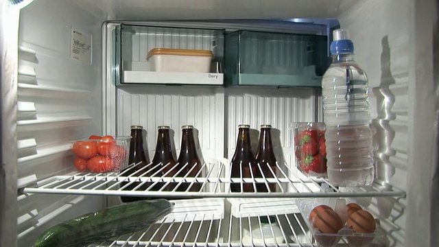 冰箱里面-男人得到一个啤酒高清和PAL视频素材