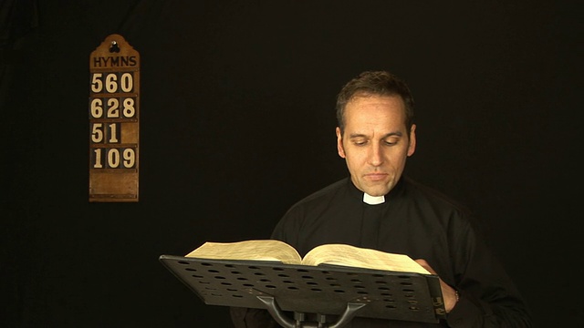 牧师/牧师阅读圣经-高清和PAL视频下载