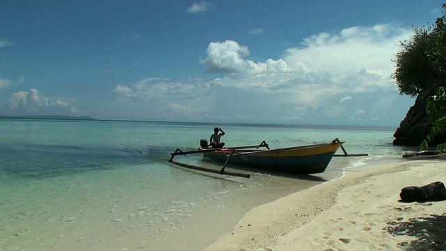 一名印尼男子乘船前往小岛，去接一个游客视频下载
