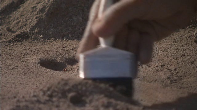 ECU考古学家掸去文物上的沙子/坦桑尼亚视频下载