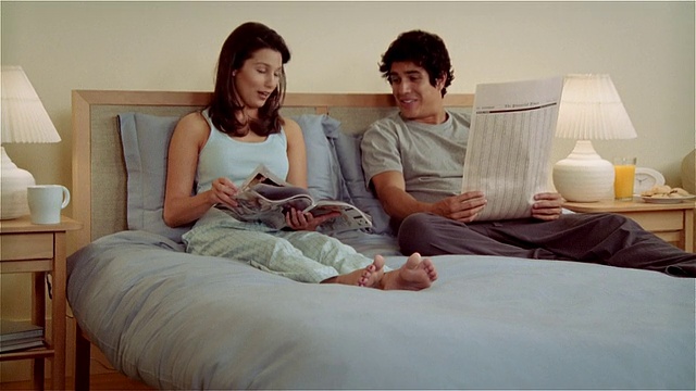 MS，夫妇在床上看书视频素材