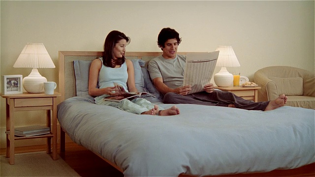 MS, ZI, ZO，夫妇在床上看书视频素材