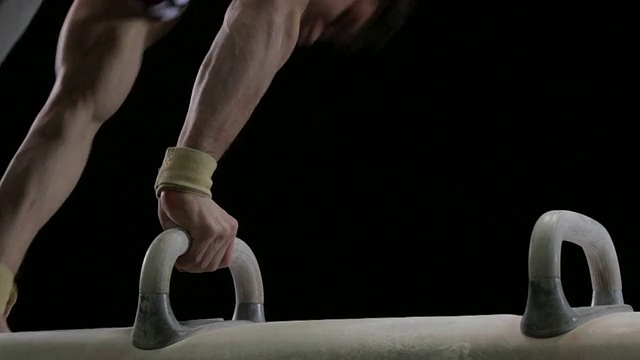 ECU男子体操运动员在鞍马表演/奥克兰，奥克兰，新西兰视频素材