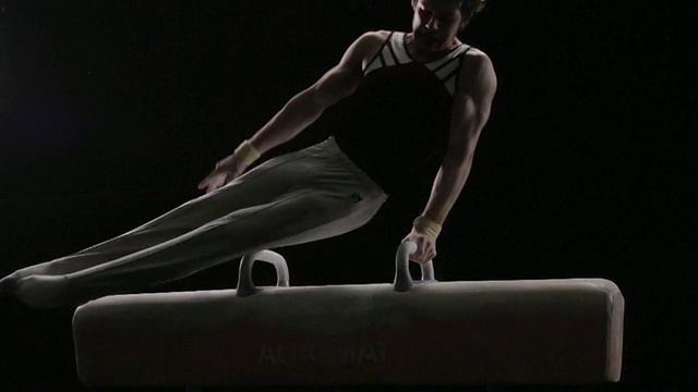 MS男子体操运动员表演鞍马/奥克兰，奥克兰，新西兰视频素材