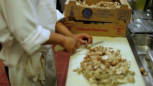 MS TD TU R/F准备烹饪切蘑菇/ Truxton's, CA，美国视频素材