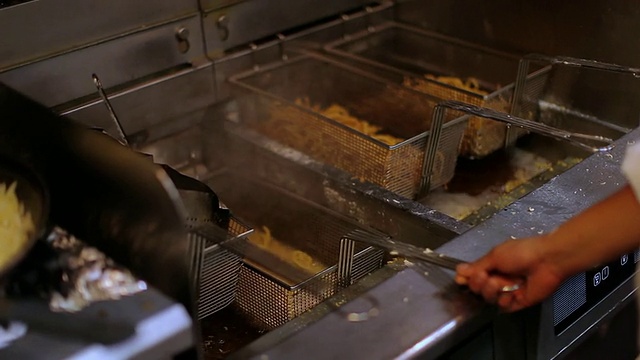 潘姿女士在美国加州Truxton的油炸锅里准备炒面视频素材