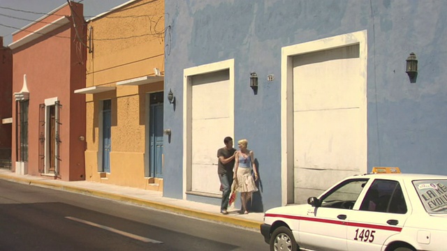 一对夫妇在繁忙的街道上散步聊天/梅里达，墨西哥视频素材