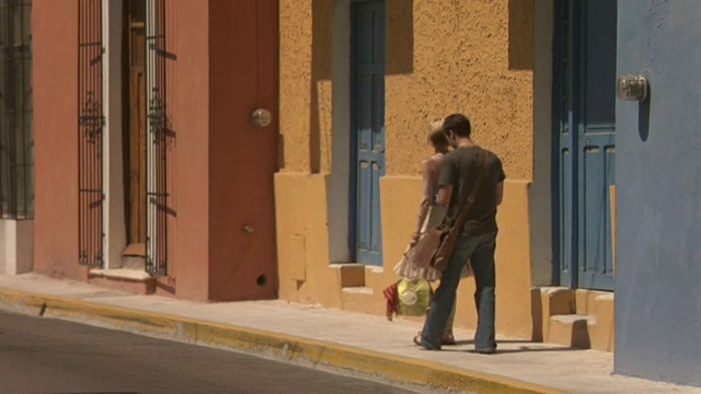 一名男子在墨西哥梅里达街头给一名女子拍照视频素材