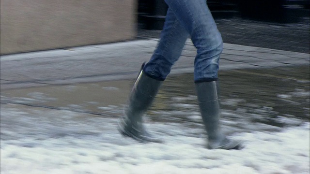 MS TS人在高靴走在泥泞的街道/纽约，纽约，美国视频下载