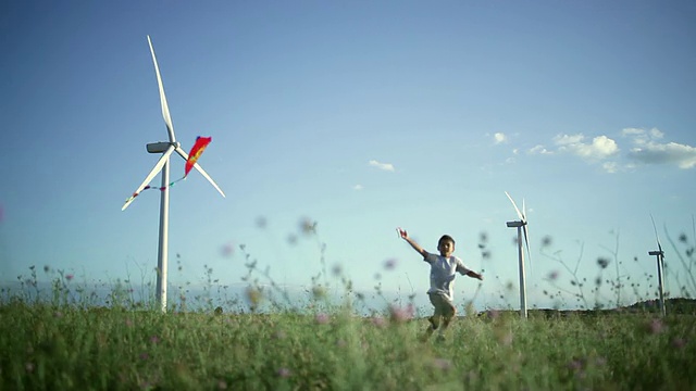 在法国比利牛斯中部图卢兹的风电场里，男孩拿着风筝奔跑视频下载